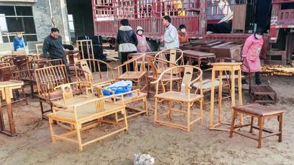 這個地方,村村生產(chǎn)家具,一把實(shí)木椅子賣100元,到城市后值千元
